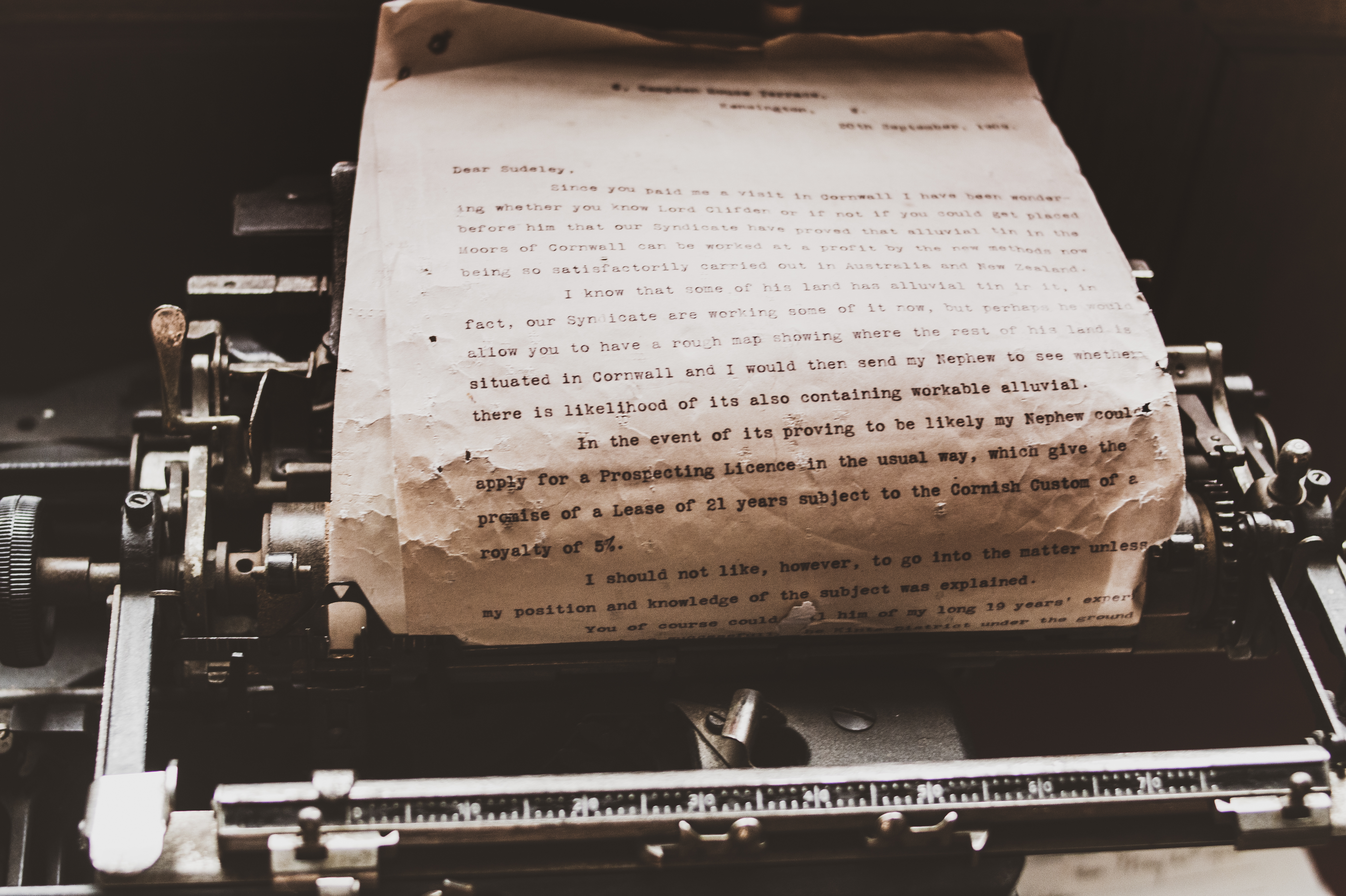 Напечатанные в рукописные. Лист напечатанный на печатной машинке. Текст на печатной машинке. Документ на печатной машинке. Бумага для печати на печатной машинке.